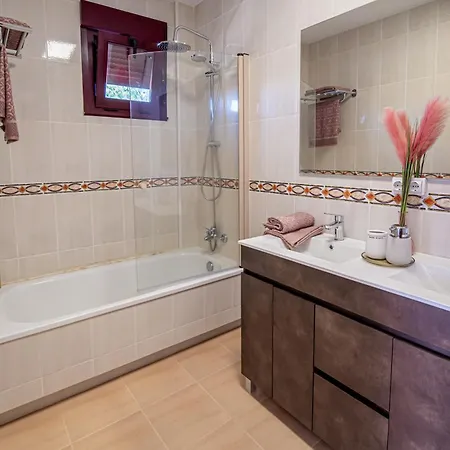 In Guest - With Private Bathroom Гостевой дом